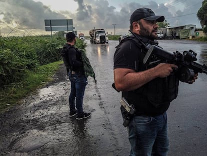 Grupos de autodefensa patrullan la frontera entre Michoacán y Colima.