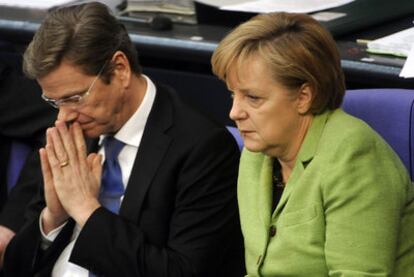 Angela Merkel y su vicecanciller, Guido Westerwelle, durante un debate en el Bundestag.