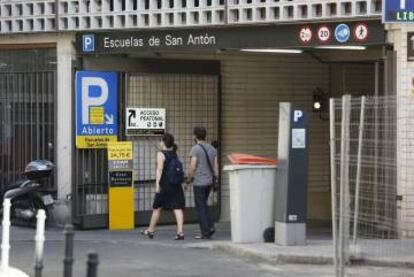 Entrada al aparcamiento de las Escuelas Pías de San Antón.