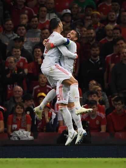 Sergio Ramos celebra con Morata el segundo gol de España.