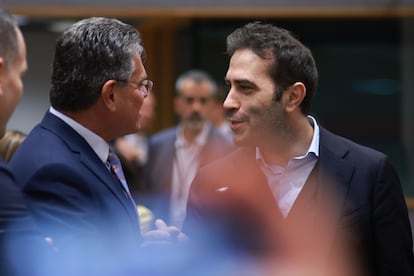 El comisario de Comercio, Maros Sefcovic, saluda al ministro de Economía y Comercio español, Carlos Cuerpo.