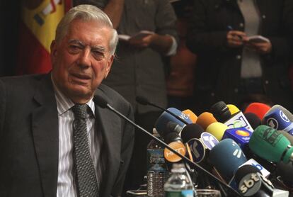 El escritor Mario Vargas Llosa, durante su comparecencia ante los medios, en Nueva York.