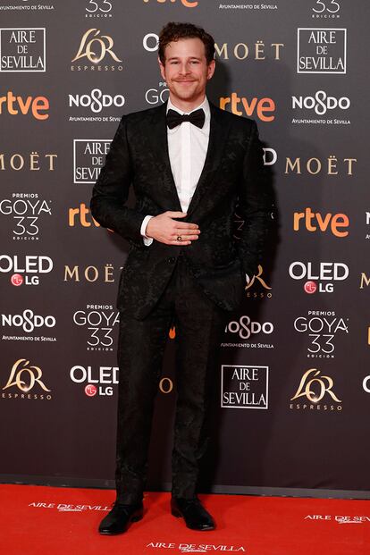 Álvaro Cervantes, vestido de arriba abajo de Dolce & Gabbana.