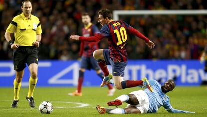 Yaya Toure le hace una entrada a Messi