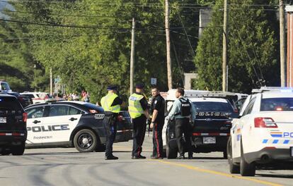 La policía, en el lugar del tiroteo en Fredericton (Canadá).