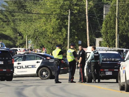 La policía, en el lugar del tiroteo en Fredericton (Canadá).