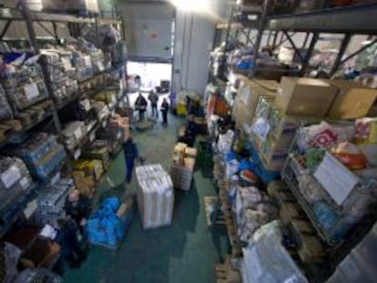 Interior del Banco de Alimentos de Madrid, que surte a Cruz Roja y comedores sociales.