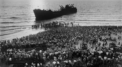 Tel Aviv 1948. Crowds gathered along the Tel Aviv beachfront.