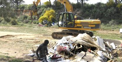 Desmantelamiento de uno de los asentamiento de Moguer.