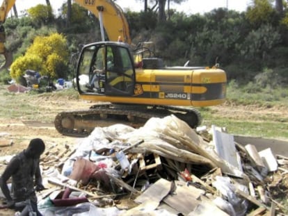 Desmantelamiento de uno de los asentamiento de Moguer.