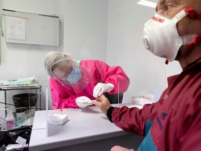Una enfermera hace un test rápido a un hombre para ver si es portador del coronavirus, este lunes en el centro de salud de San Andrés, Murcia.
