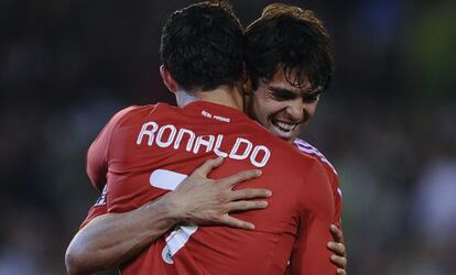 Cristiano y Kaká celebran un gol ante el Betis.