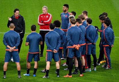 Schmidt da instrucciones a sus jugadores en el último entrenamiento antes del choque contra el Barça.