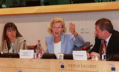 La presidenta del Parlamento Europeo, Nicole FOntaine, entre los periodistas Carmen Gurruchaga y Ander Landaburu.