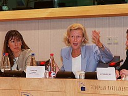 La presidenta del Parlamento Europeo, Nicole FOntaine, entre los periodistas Carmen Gurruchaga y Ander Landaburu.