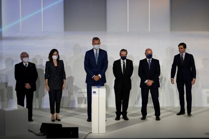 Felipe VI ha inaugurado este martes en Madrid el campus de la IE University, el primer centro universitario en España instalado en un rascacielos y el tercero más elevado del mundo, donde estudian cerca de 4.000 alumnos de 140 países desde el pasado mes de septiembre. La sede vertical de la universidad privada, bautizada como IE Tower, está situada en la zona norte del Paseo de la Castellana junto a las Cuatro Torres que ya formaban parte del complejo financiero. Denominado en un principio como edificio Caleido, el nuevo rascacielos tiene 180 metros de altura y 35 plantas, repartidas en 50.000 metros cuadrados y 7.000 de zonas verdes.