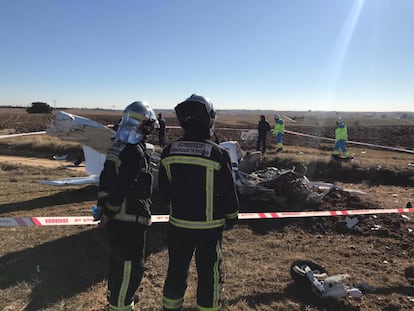 Bomberos, delante de la avioneta siniestrada en Quijorna.