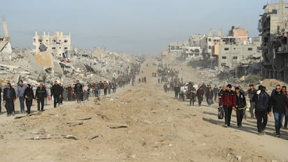 Columnas de desplazados palestinos regresan a sus hogares tras el inicio del alto el fuego, en el norte de la Franja, este domingo. 