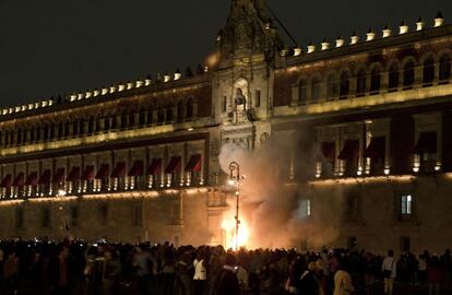 El fuego, en la fachada del Palacio Nacional.