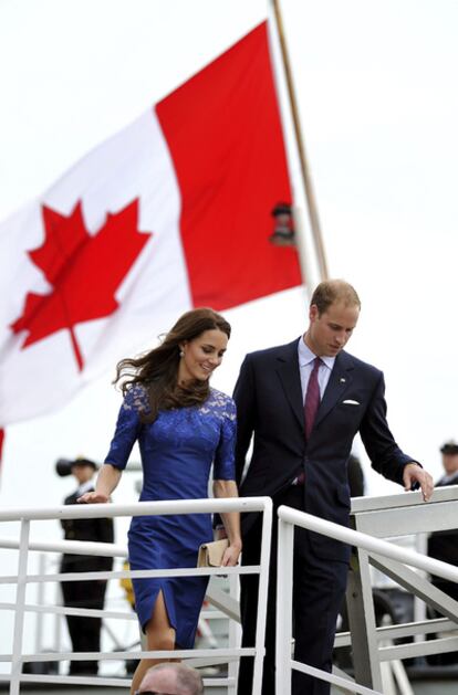 Los duques de Cambridge, Guillermo  y Catalina, bajan del HMCS Montreal, tras un recorrido por el río durante la noche desde Montreal a Quebec, en su viaje oficial a Canadá.