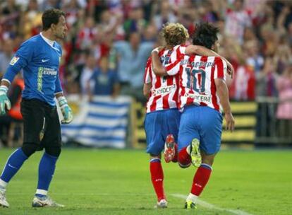 César sigue con la mirada a Forlán y Agüero tras el gol del triunfo del Atlético sobre el Valencia.