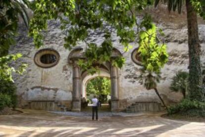 Façana dels jardins d'Alfabia, a la carretera de Palma a Sóller.