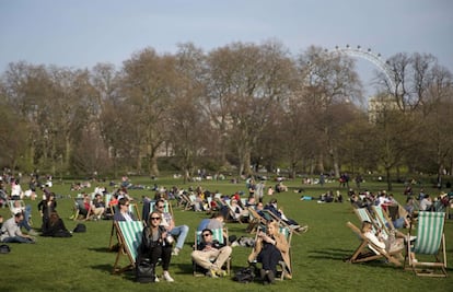 St. James Park lleno de gente tomando el sol gracias al buenas temperaturas de finales de marzo.