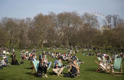 St. James Park lleno de gente tomando el sol gracias al buenas temperaturas de finales de marzo.