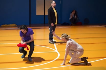 La actriz Emmanuelle Béart, en un ensayo junto a otros intérpretes de la obra 'Répétition', en el Teatro de Gennevilliers.