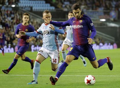 El centrocampista portugués del Barcelona André Gomes, derecha, disputa el balón con el centrocampista eslovaco del Celta de Vigo Stanislav Lobotka.