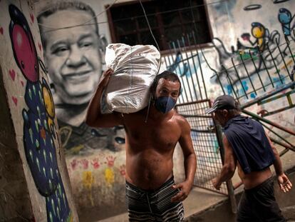 Homem usa máscara de proteção na favela da Rocinha, no Rio de Janeiro, nesta segunda.