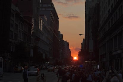 El astrofísico Neil de Grasse Tyson acuñó el nombre de 'Manhattanhege' para este efecto que se produce cuando el sol poniente se alínea con la cuadrícula este-oeste de Manhattan, lo que permite al sol brillar por todas las calles al mismo tiempo.