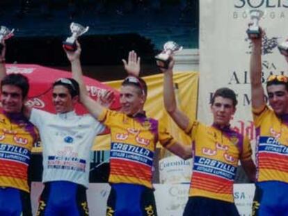 Contador, de blanco como ganador del premio de la montaña de la Vuelta a la Sierra Norte de Madrid, con sus compañeros en el año 2000.