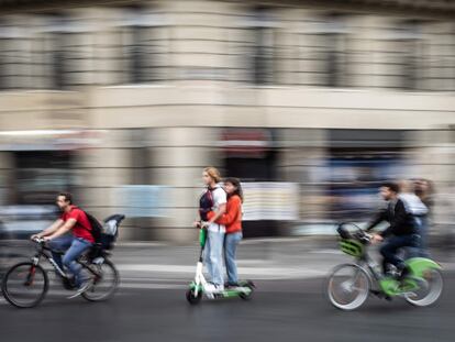 Un patinete eléctrico circula por una calle de París.
