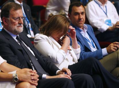 Elvira Fernández Balboa, esposa de Mariano Rajoy, emocionada durante la celebración del congreso.