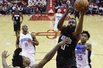 James Harden, a punto de anotar en el Houston-Orlando. 