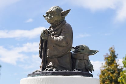 Estatua de Yoda y Grogu, en los terrenos del Lucas Museum of Narrative Art, en Los Ángeles, California.