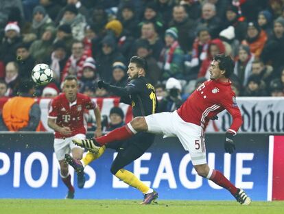 Hummels impide que Yannick Carrasco controle un balón.