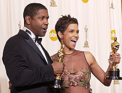 La actriz Halle Berry y el actor Denzel Washington tras recibir sus Oscar.