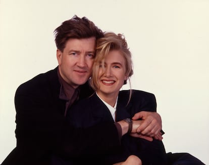 ?Qu hace que el universo de David Lynch sea tan memorable? Ms all de sus hipnticas pelculas, con esa manera exclusiva y nica -valga la redundancia- de ver y contar lo que pasa en las vidas, y de sus personajes de mil capas, una de las claves est en cmo todo, particularmente el vestuario, parece cargado de significado. En sus historias, Lynch (quien adems de director de cine fue msico, artista visual y actor) la ropa no es solo un adorno; es una extensin del personaje, un elemento narrativo de poderosa informacin.