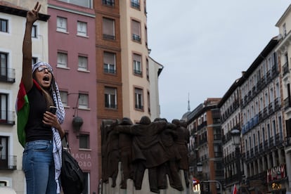 Una mujer participa en la manifestación propalestina de este domingo en Madrid. 