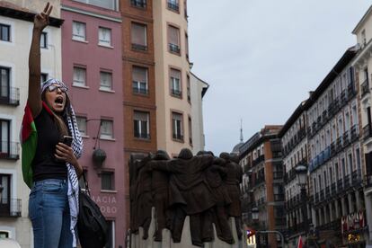 Una mujer participa en la manifestación propalestina de este domingo en Madrid. 