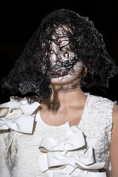 No parece muy cómodo y no sabemos si conseguirás ver algo, pero miedo vas a dar. Eso seguro. Tanto como esta modelo de Comme Des Garçons sobre la pasarela.