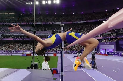 Uno de los saltos de Yaroslava Mahuchikh en la final olímpica de París.