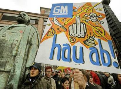 Manifestantes de la factoría de Rüsselsheim, en el suroeste de Alemania, con un cartel que dice "GM, lárgate".