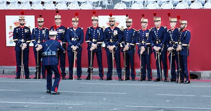 Miembros de la Guardia Real se hacían una foto de familia al inicio del desfile frente a la tribuna de las autoridades.