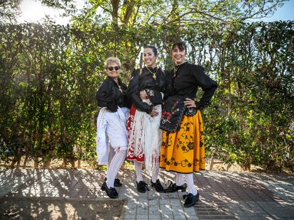 De izquierda a derecha, Paqui, Marisol y Marisol, de la agrupación folclórica San Juan Bautista, de Madrigalejo (Cáceres), posando junto al Teatro Romano de Mérida. 