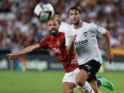 Nico González persigue el balón ante la presencia de Muriqi en el Valencia - Mallorca de la pasada semana.