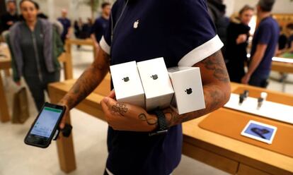 FILE PHOTO: An Apple Store staff shows Apple's new iPhones X after they go on sale at the Apple Store in Regents Street, London, Britain, November 3, 2017. REUTERS/Peter Nicholls/File Photo