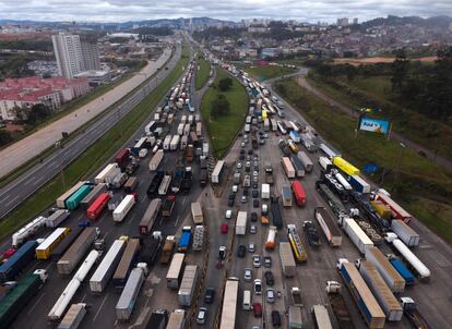 Vista aérea de los camiones en la carretera Castelo Branco, durante la mañana del 1 de noviembre de 2022. 
